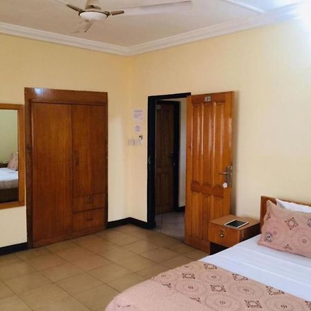 Room In Bb - Double Room With Garden View In Accra Buitenkant foto