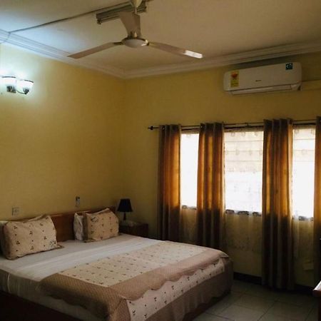 Room In Bb - Double Room With Garden View In Accra Buitenkant foto