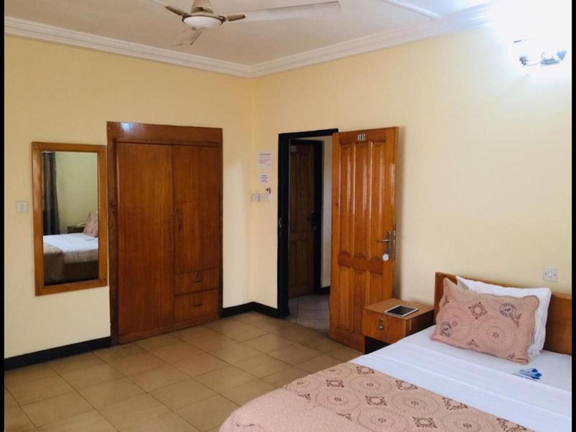 Room In Bb - Double Room With Garden View In Accra Buitenkant foto