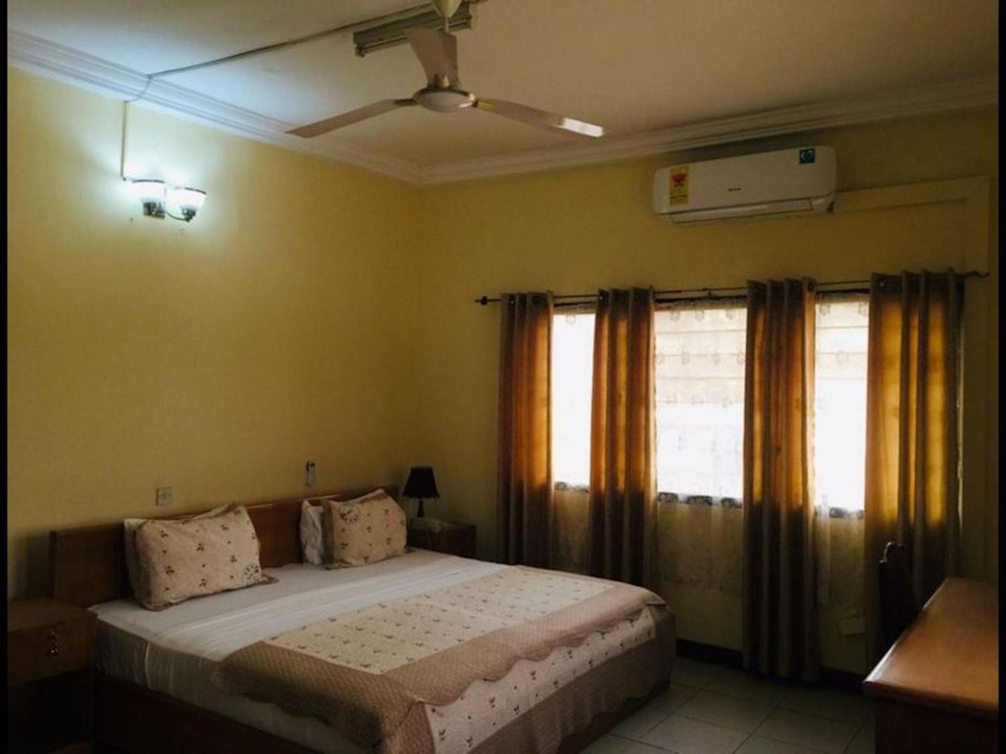 Room In Bb - Double Room With Garden View In Accra Buitenkant foto