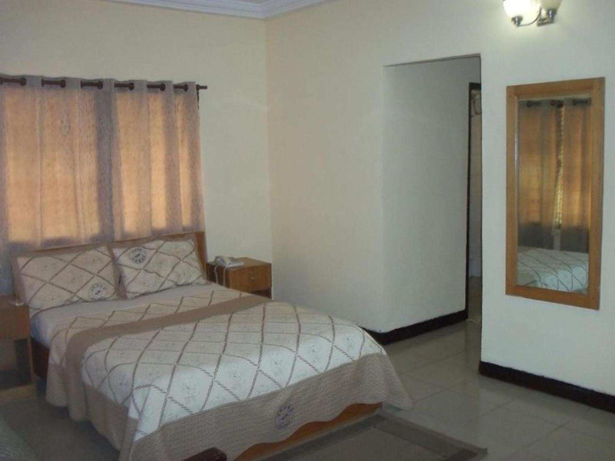 Room In Bb - Double Room With Garden View In Accra Buitenkant foto