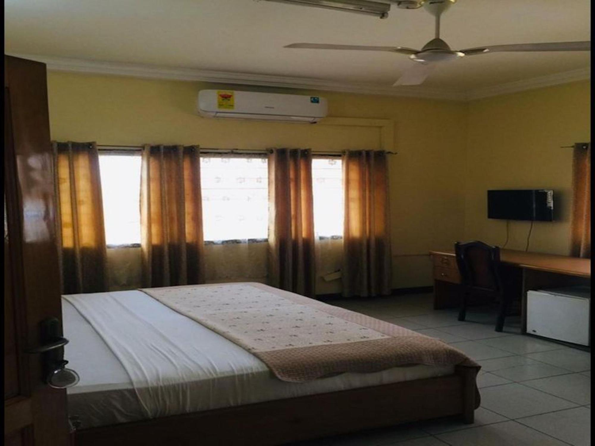 Room In Bb - Double Room With Garden View In Accra Buitenkant foto